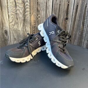 On Running Cloud 5 Black and White Lace Up Athletic Running Shoes/Trainers 6.5